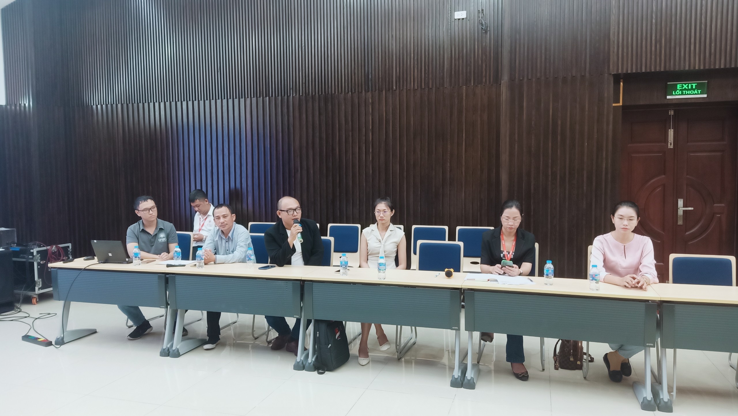 Discussing potential cooperation opportunities in the coming time