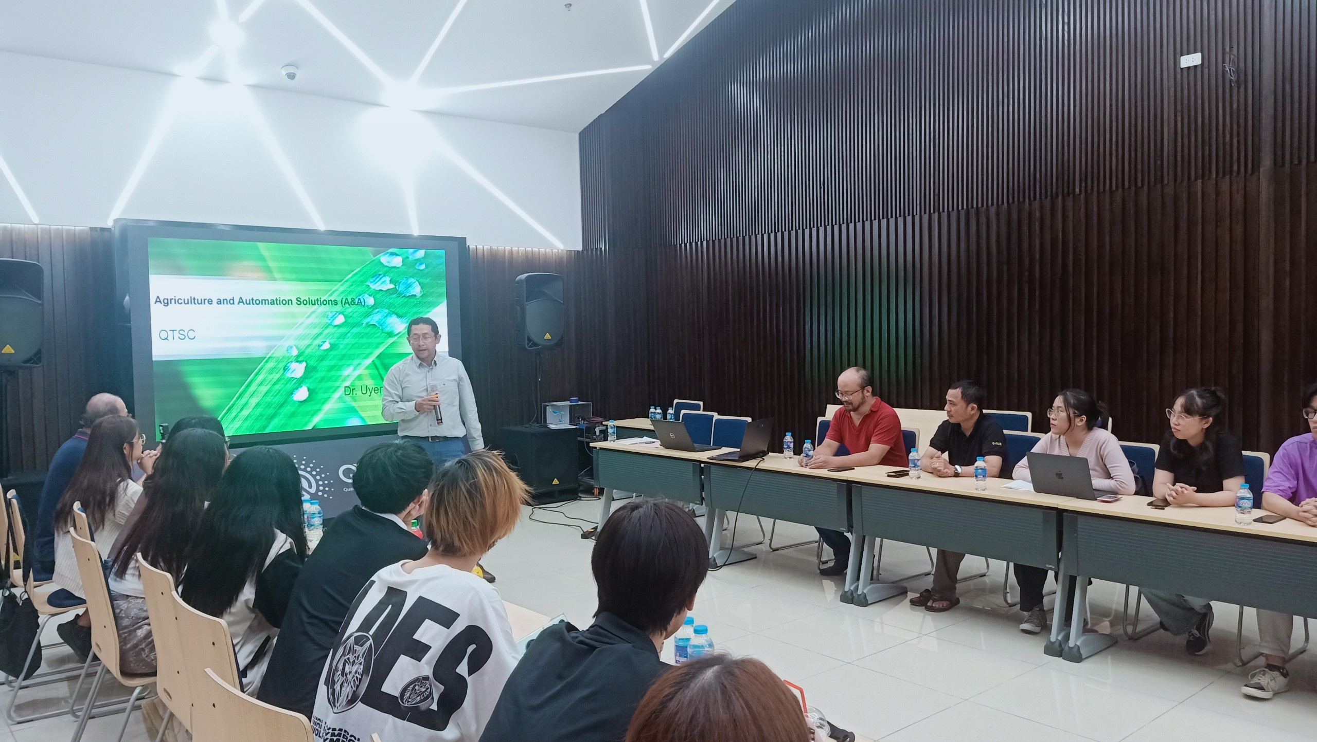 Đoàn sinh viên Trường Ngee Ann Polytechnic, Singapore tham quan QTSC