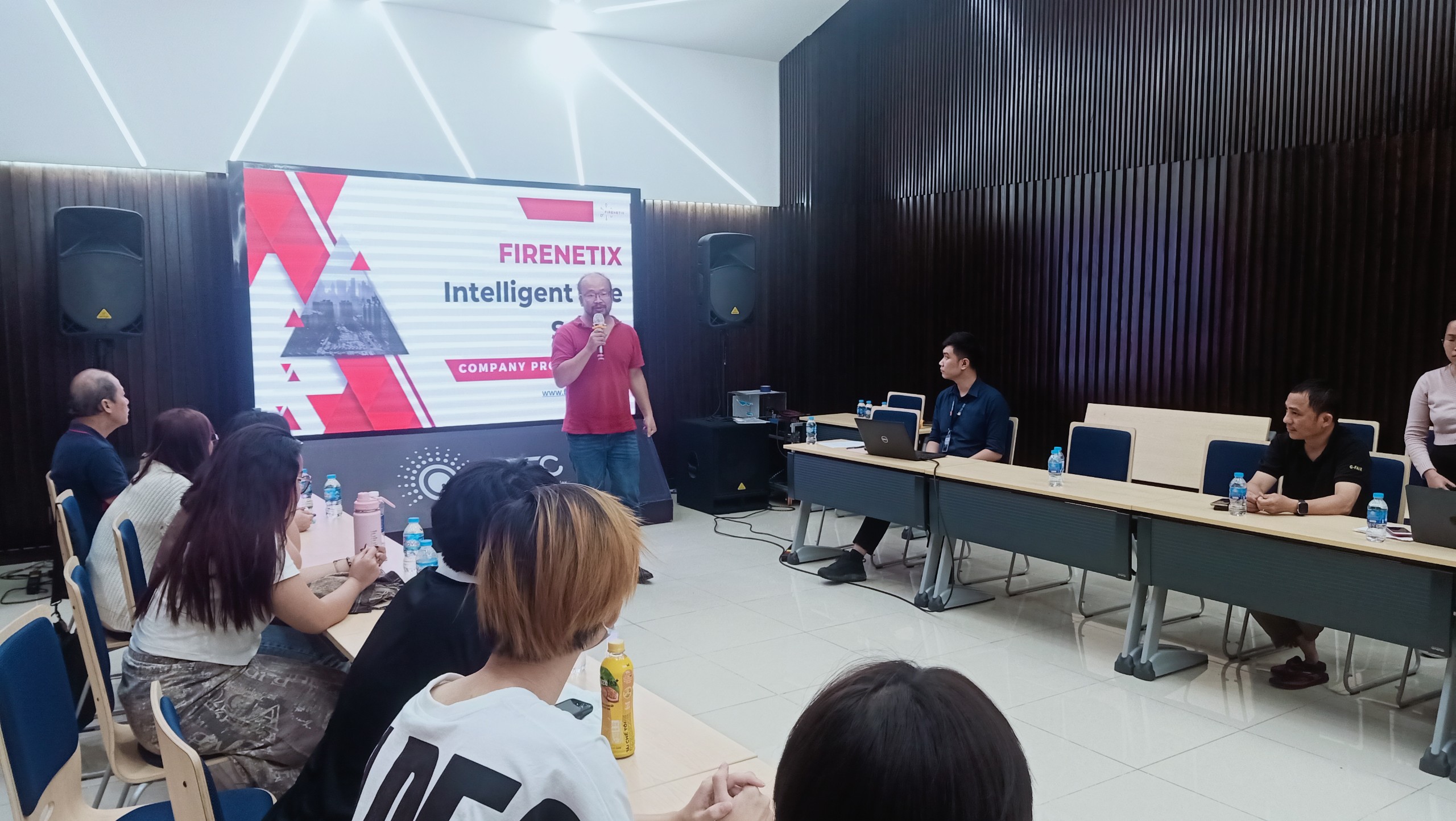 Đoàn sinh viên Trường Ngee Ann Polytechnic, Singapore tham quan QTSC