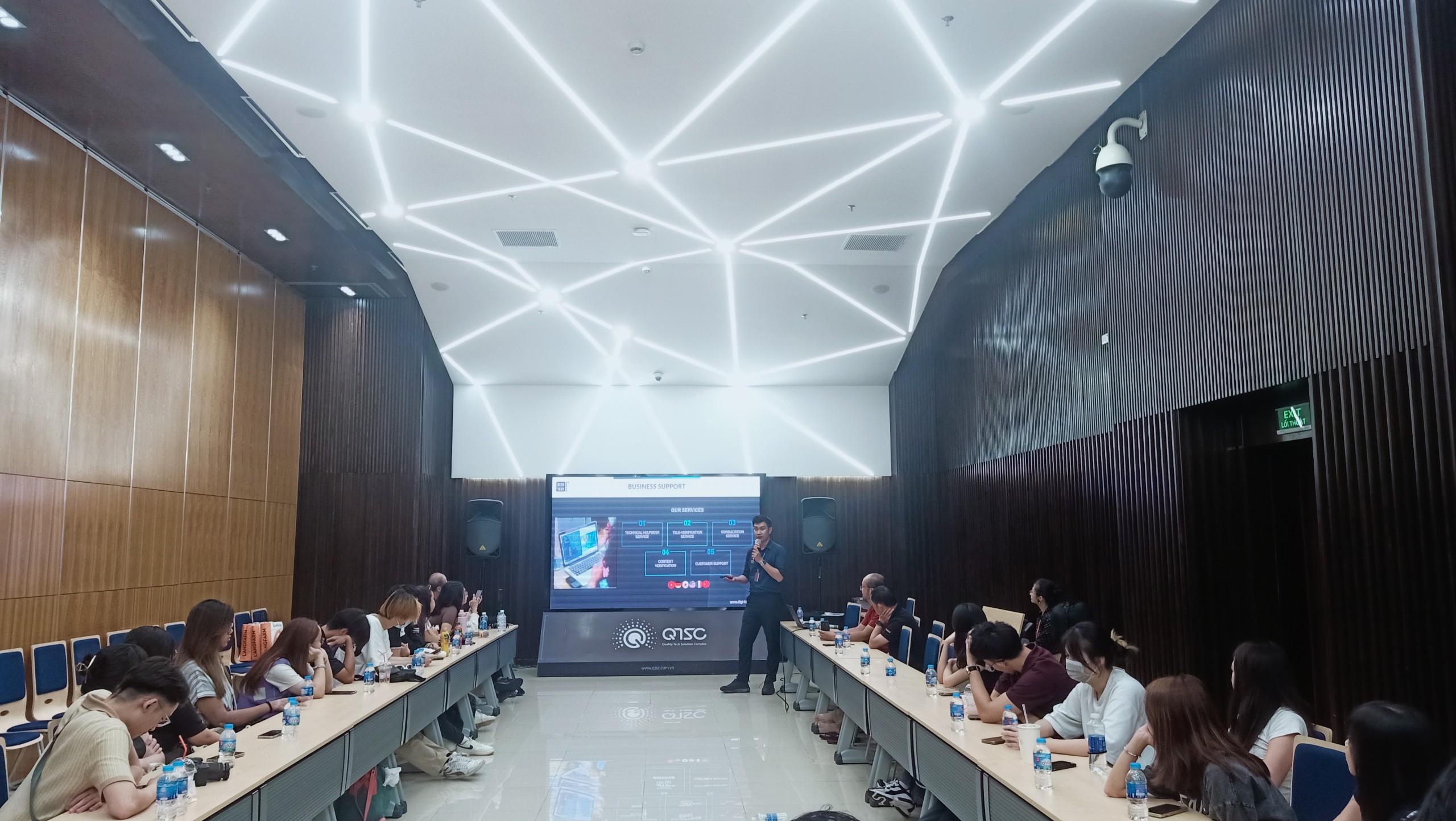 Đoàn sinh viên Trường Ngee Ann Polytechnic, Singapore tham quan QTSC