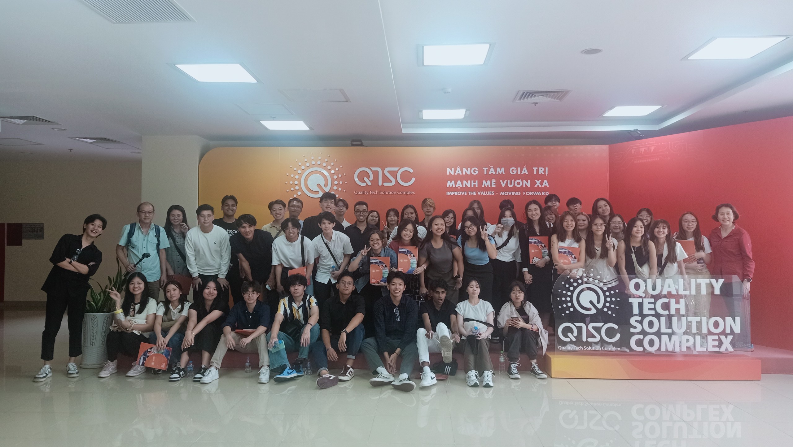 Đoàn sinh viên Trường Ngee Ann Polytechnic, Singapore tham quan QTSC