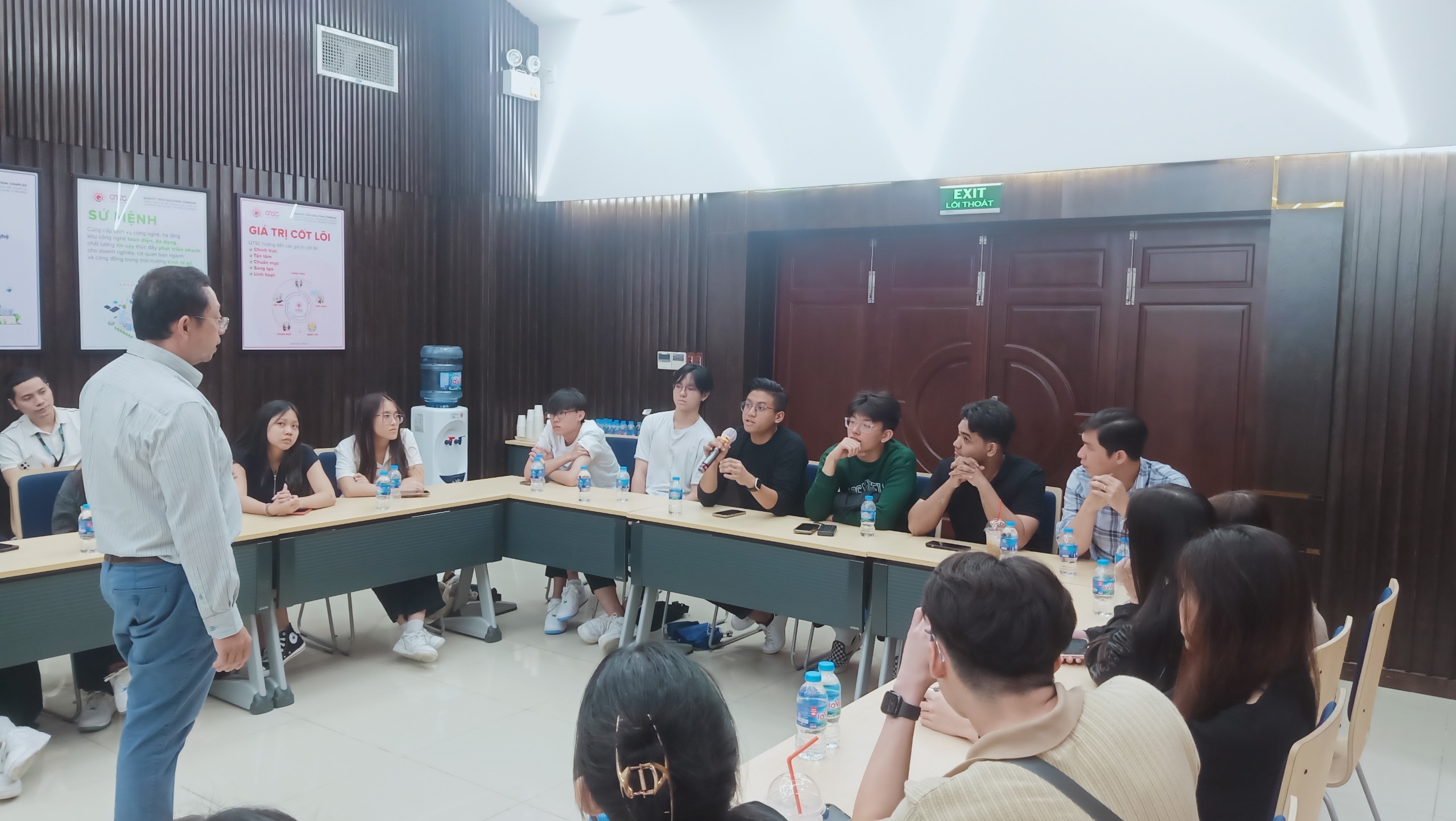 Đoàn sinh viên Trường Ngee Ann Polytechnic, Singapore tham quan QTSC