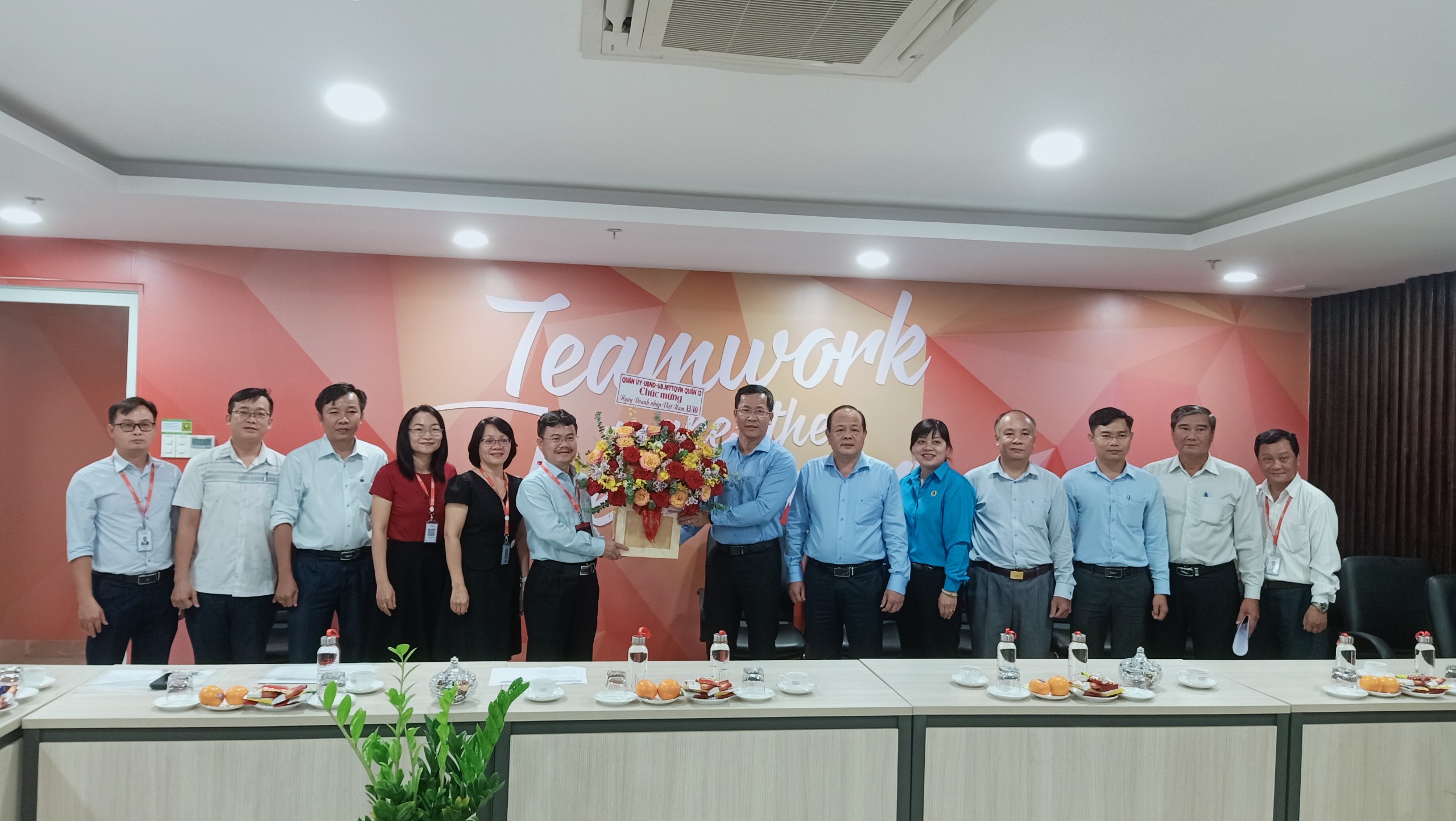 Đồng chí Trần Hoàng Danh – Bí thư Quận ủy Quận 12 cùng đoàn cán bộ đến thăm và chúc mừng QTSC