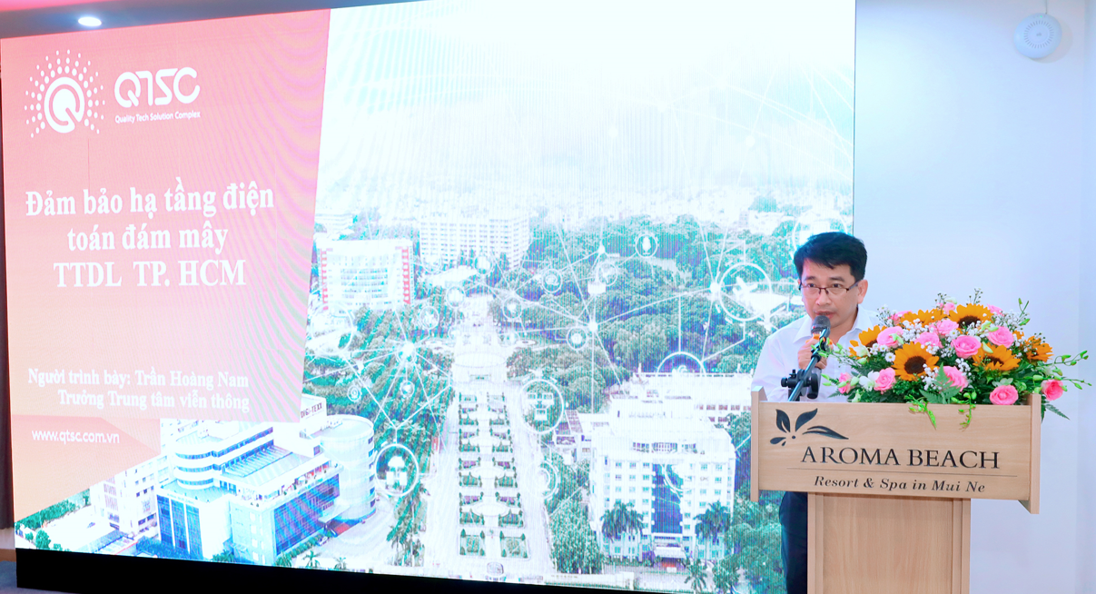 Ông Trần Hoàng Nam – Trưởng TTVT QTSC trình bày tham luận “Đảm bảo hạ tầng điện toán đám mây TTDL TP.HCM”