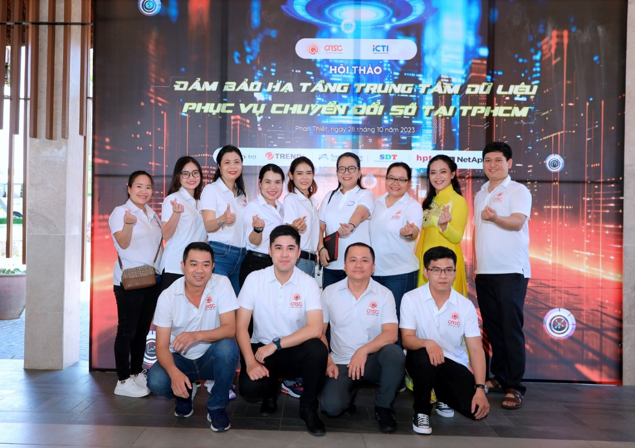 Bà Võ Thị Trung Trinh – Phó Giám đốc Sở Thông tin và Truyền thông TP.HCM chụp ảnh lưu niệm cùng QTSC