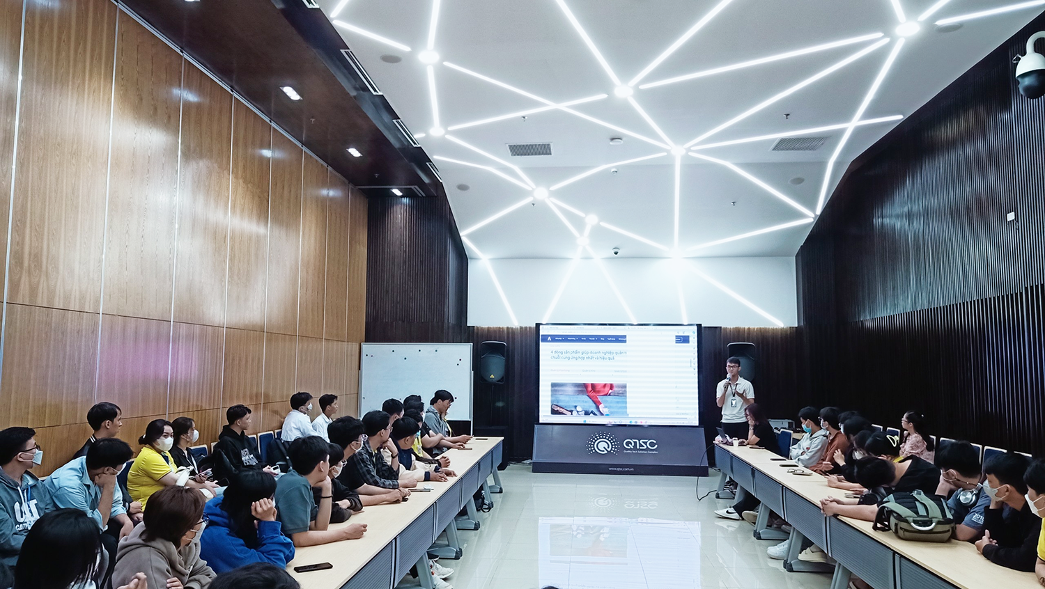 Đoàn nghe giới thiệu tổng quan về QTSC và giao lưu với doanh nghiệp Atalink