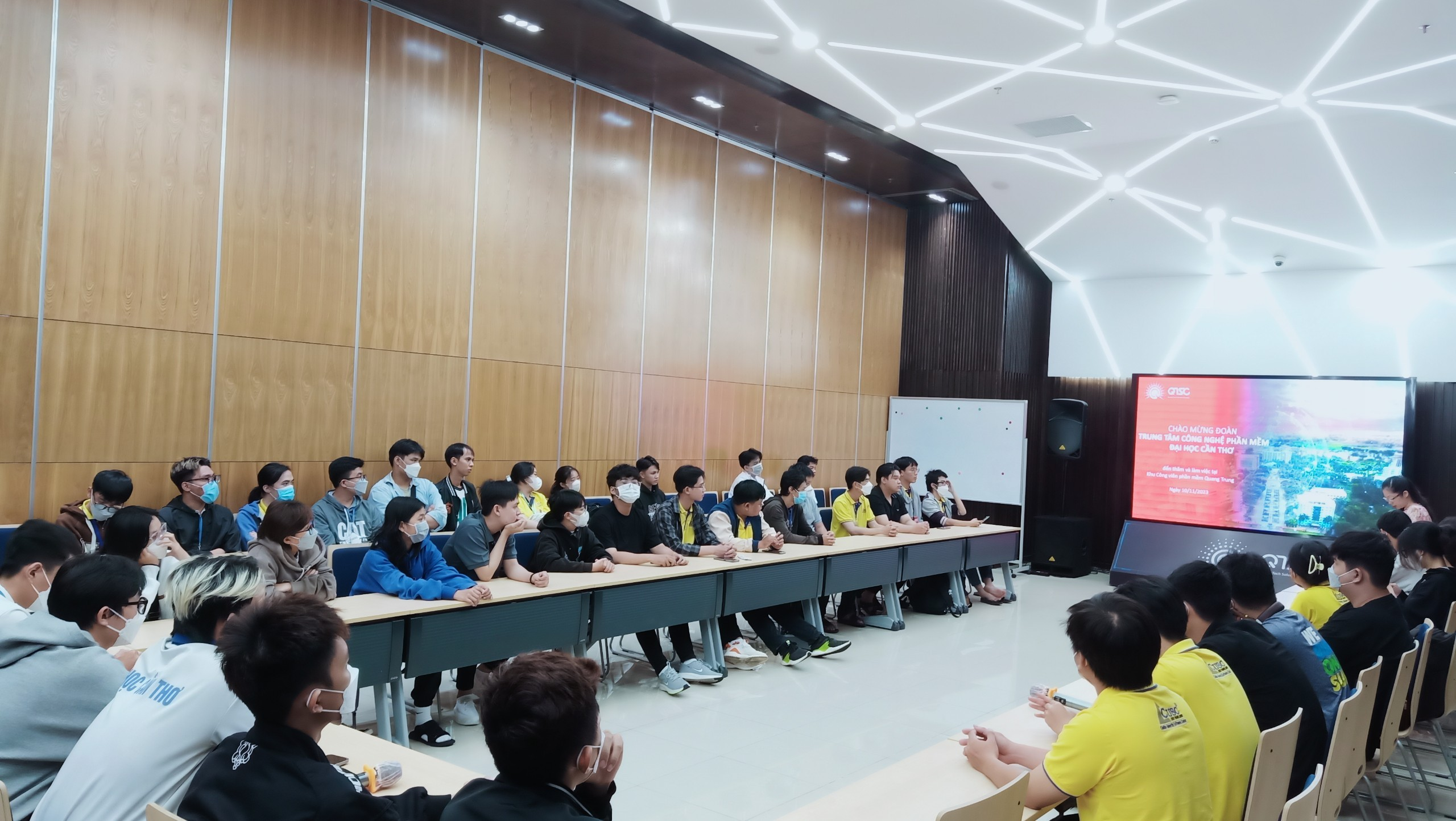 Đoàn nghe giới thiệu tổng quan về QTSC và giao lưu với doanh nghiệp Atalink