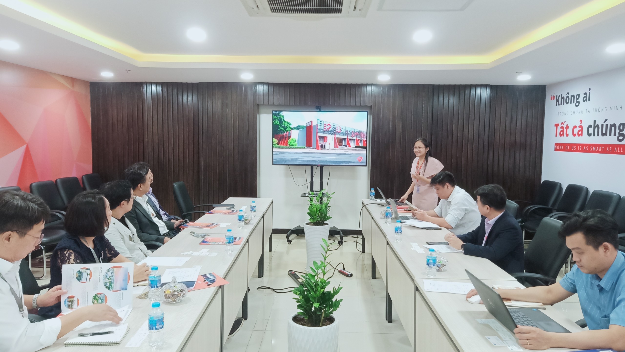 Đoàn làm việc và chụp hình lưu niệm tại văn phòng QTSC