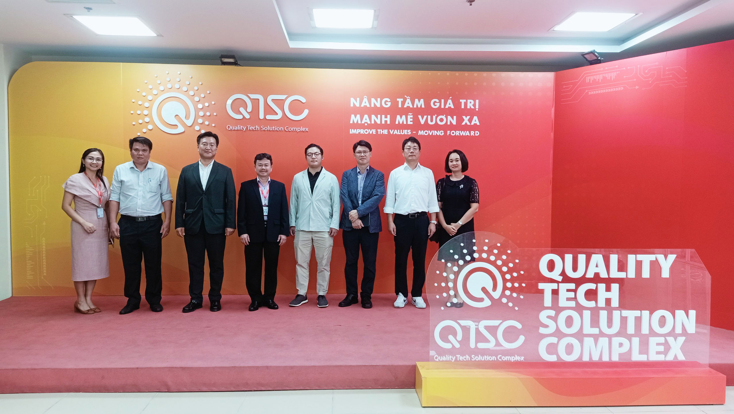 Đoàn làm việc và chụp hình lưu niệm tại văn phòng QTSC
