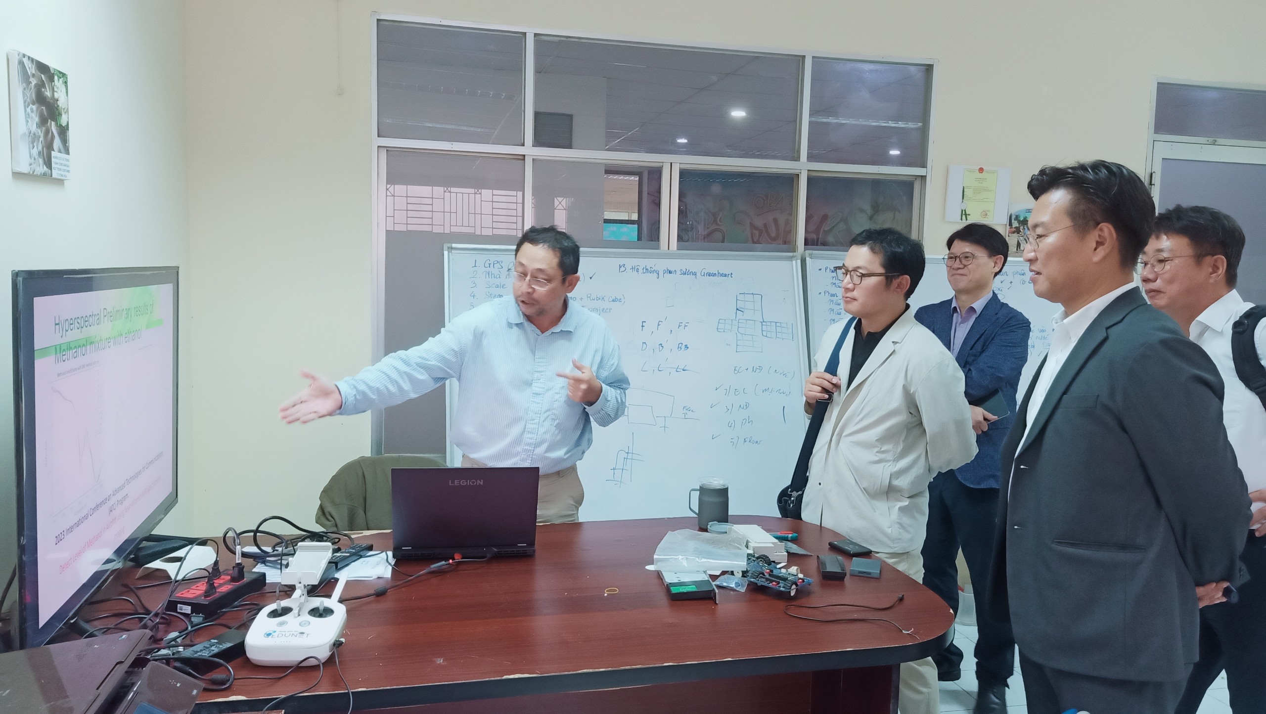 Tham quan thực tế một doanh nghiệp startup đang hoạt động trong khuôn viên QTSC