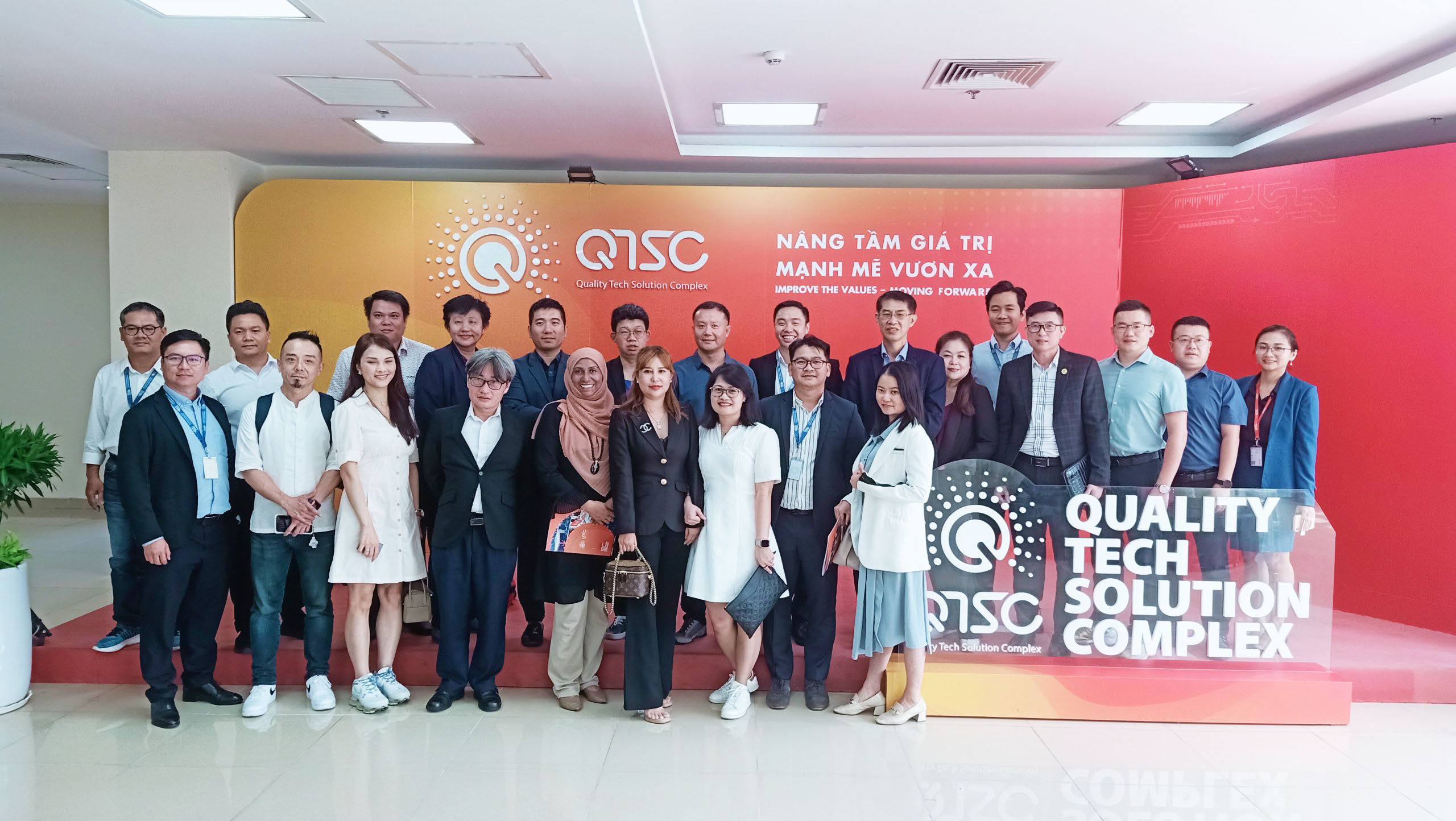 Đoàn doanh nghiệp làm việc và chụp hình lưu niệm tại QTSC