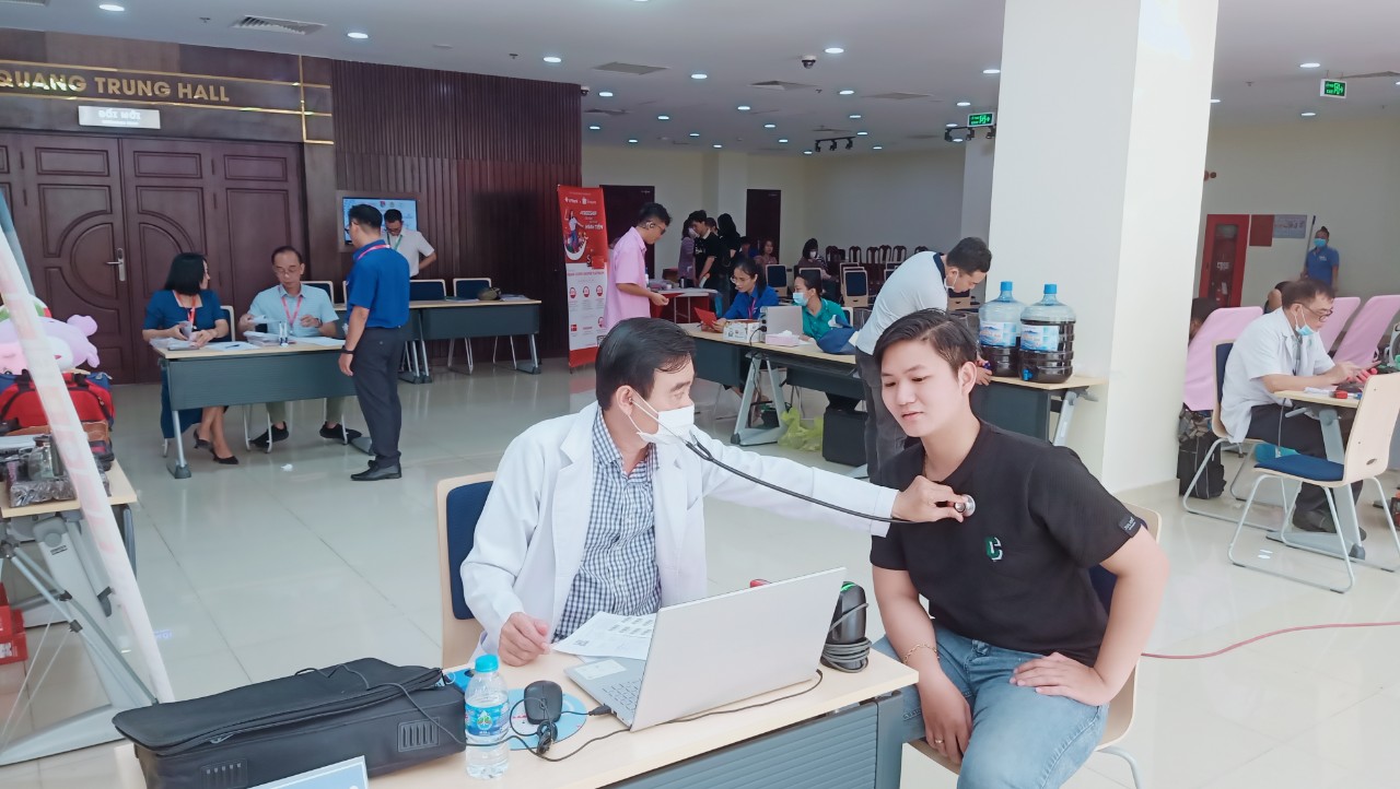 Thăm khám trước khi hiến máu