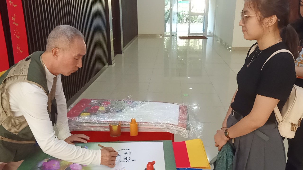 Người hiến máu được nhận quà tặng của chương trình