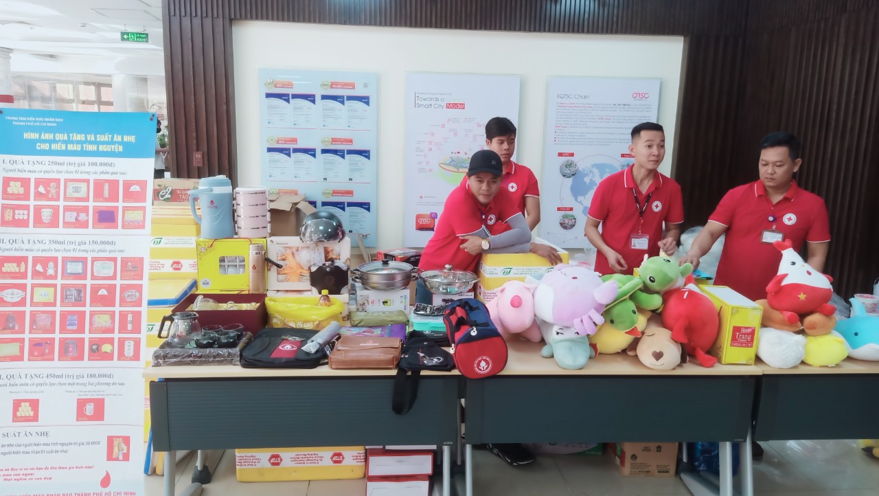 Người hiến máu được nhận quà tặng của chương trình