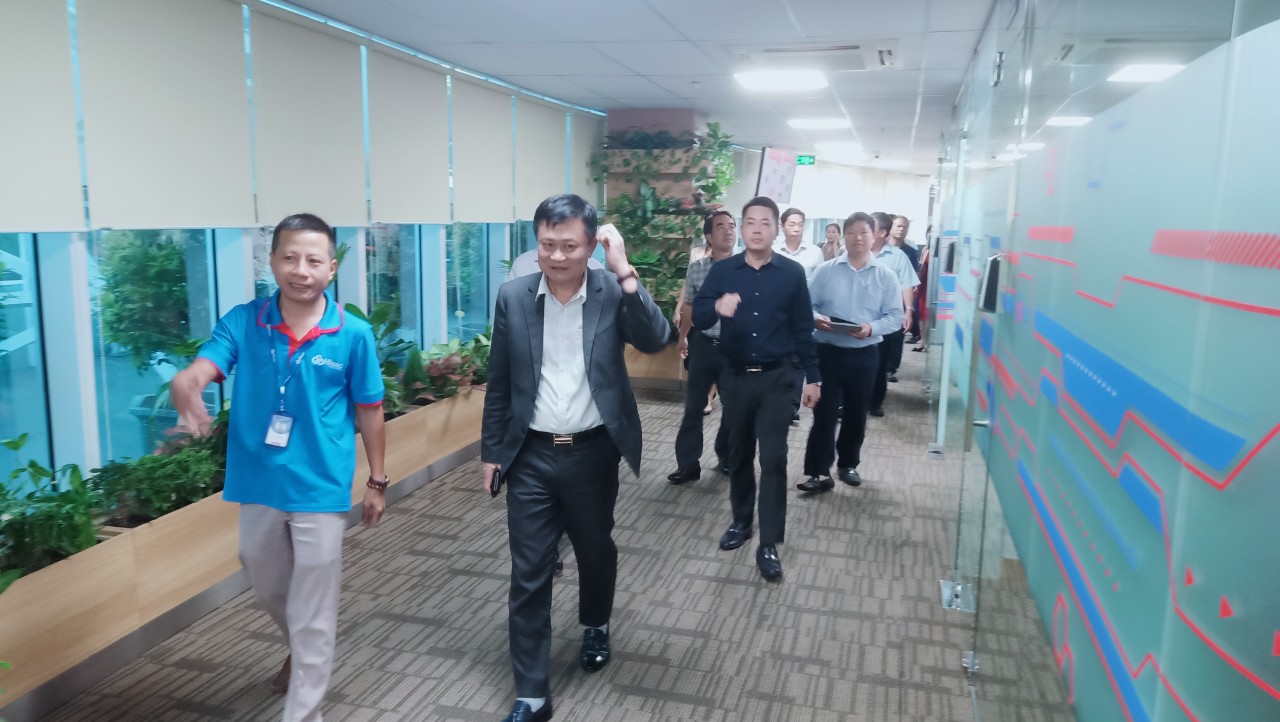 Đoàn đại biểu tham quan Công ty HISSC
