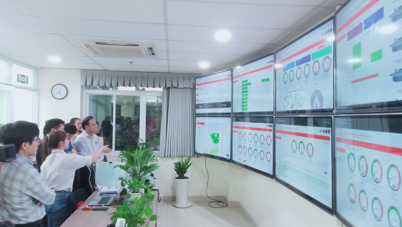 Nghe giới thiệu tại Trung tâm giám sát điều hành QTSC