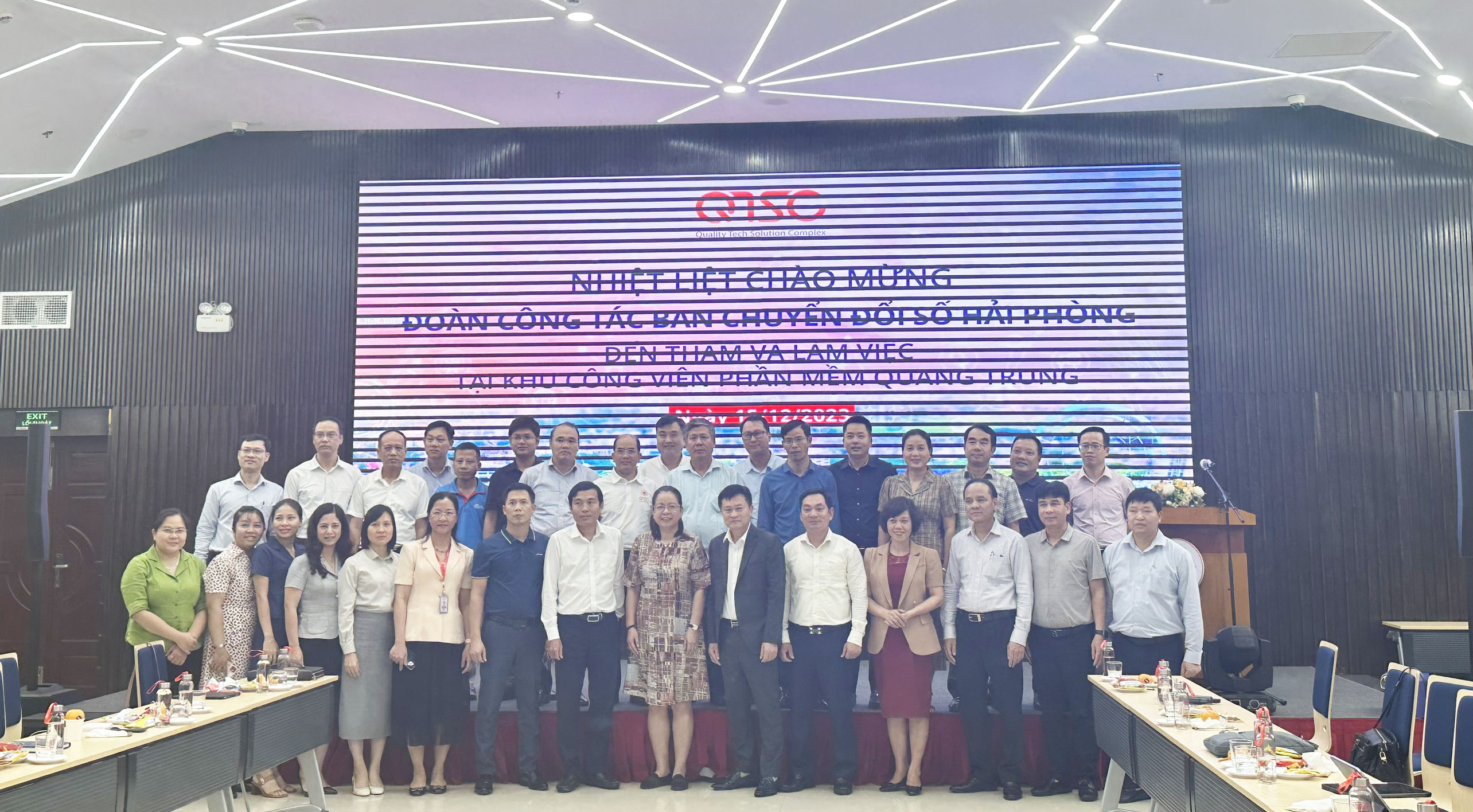 Chụp hình lưu niệm chuyến công tác tại QTSC