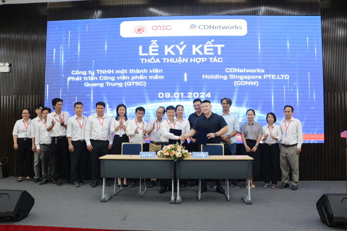 Đại diện lãnh đạo QTSC và CDNW tiến hành ký kết thỏa thuận hợp tác