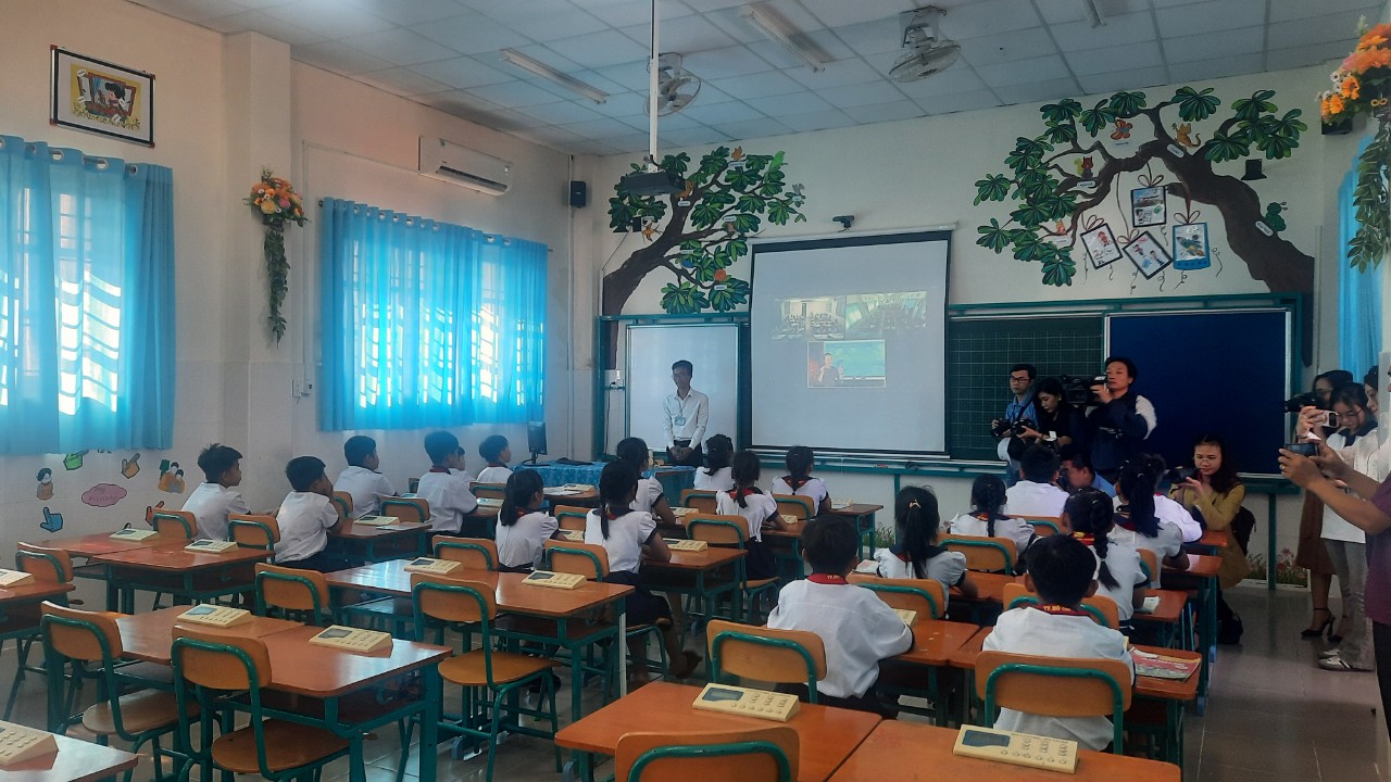 Students of Thanh An Elementary School attended English digital classroom