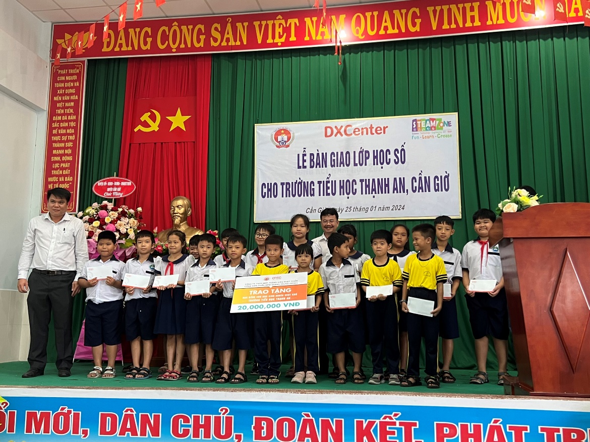 Mr. Tran Huu Dung – Chairman of QTSC (at the back) and Mr. Phan Phuong Tung presented scholarships to underprivileged students