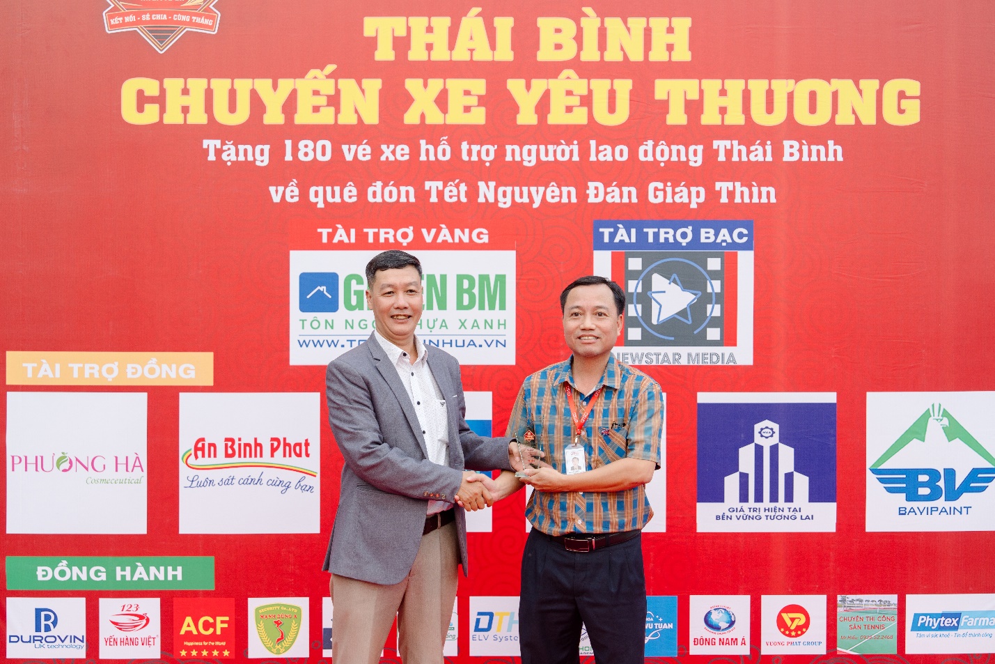 Ông Bùi Văn Đắc – đại diện QTSC nhận kỷ niệm chương tri ân của chương trình