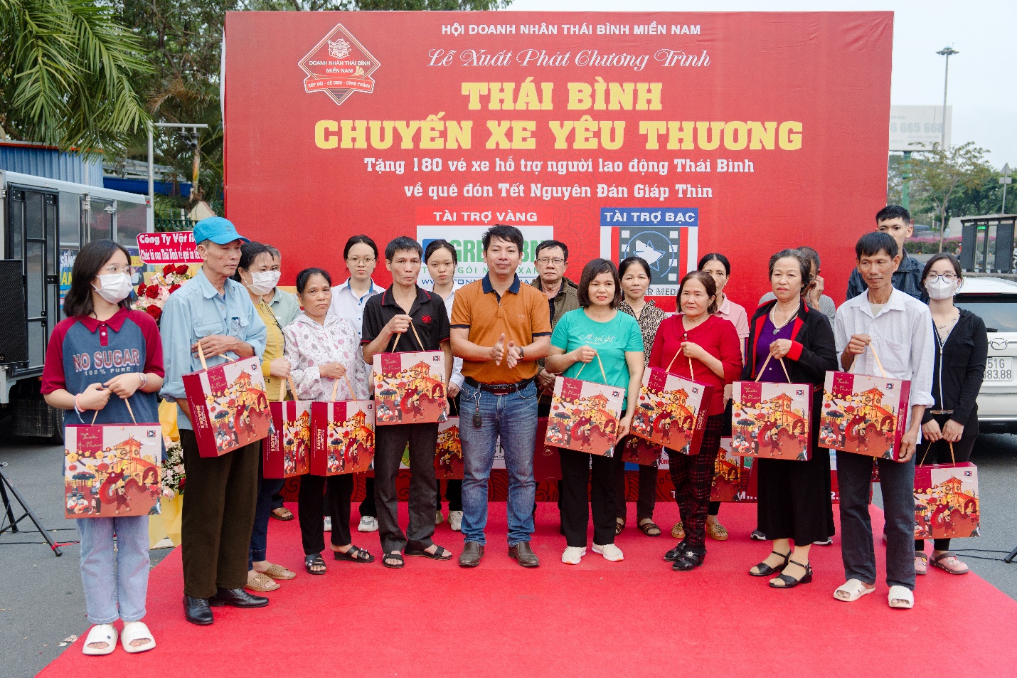 Những người lao động có hoàn cảnh khó khăn nhận quà Tết từ chương trình