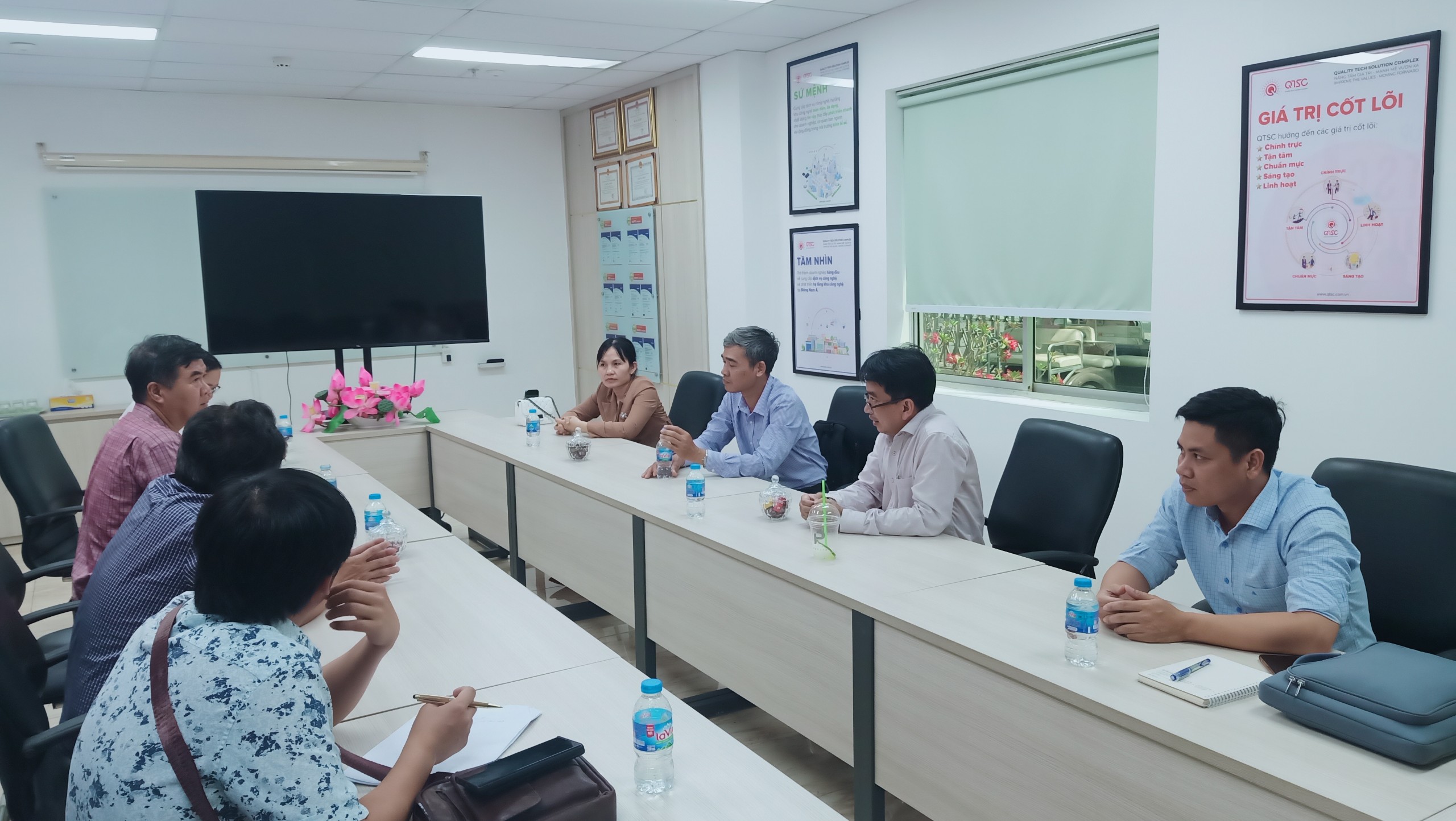 Đoàn trao đổi tại Trung tâm viễn thông QTSC