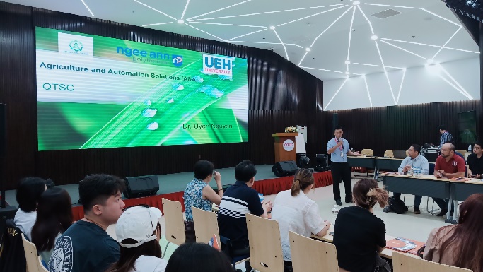 Đoàn sinh viên lắng nghe và trao đổi các câu hỏi cùng doanh nghiệp nội khu