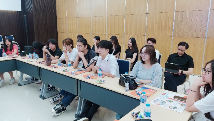 Đoàn sinh viên lắng nghe và trao đổi các câu hỏi cùng doanh nghiệp nội khu