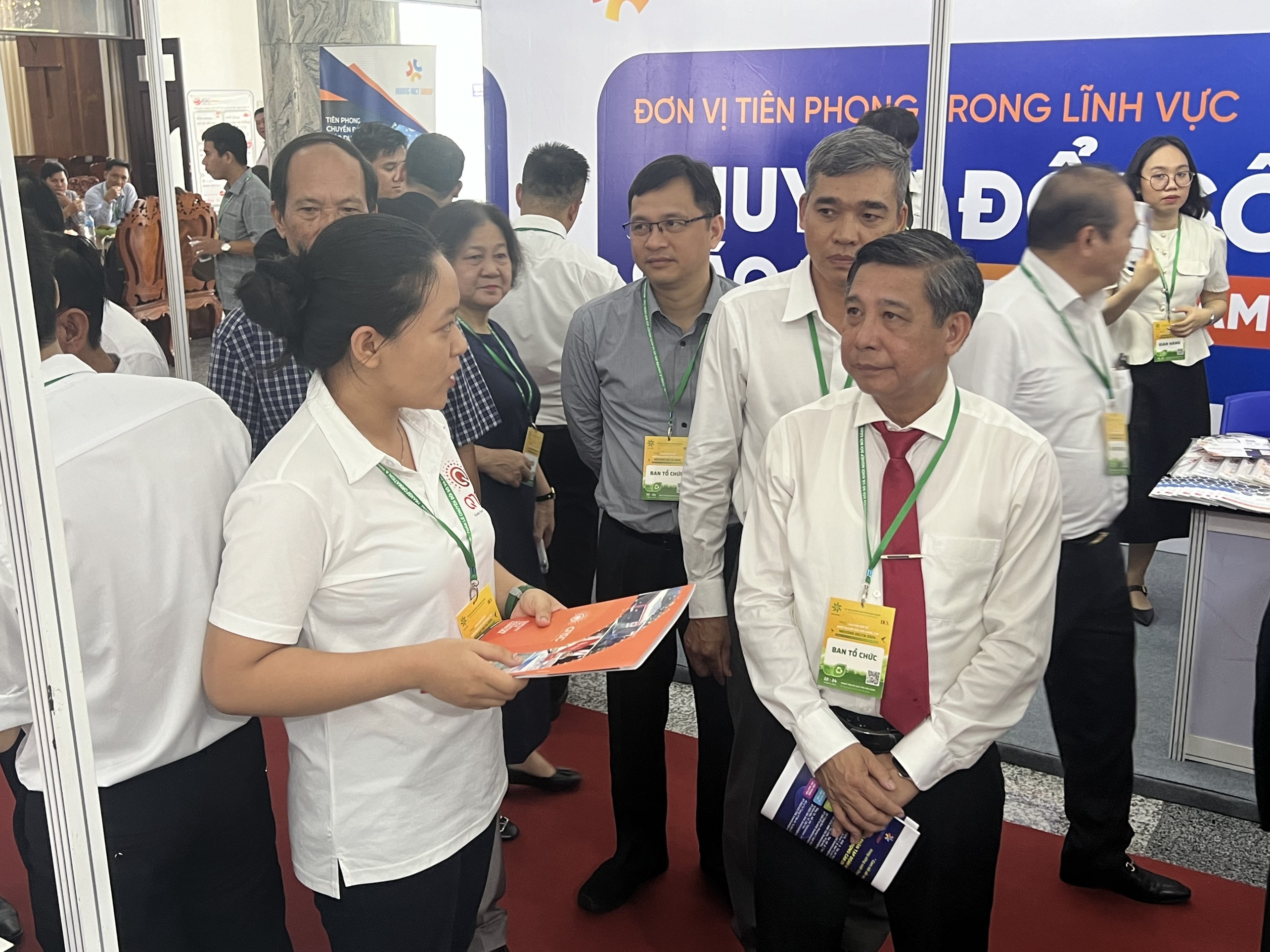 Leaders and delegates visited and listened to the introduction of technology products and solutions displayed at the QTSC and DXCenter booths.