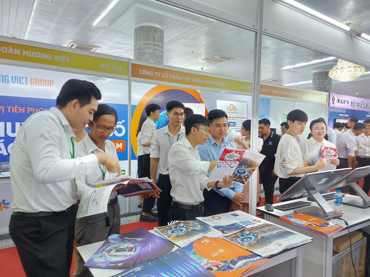 Leaders and delegates visited and listened to the introduction of technology products and solutions displayed at the QTSC and DXCenter booths.