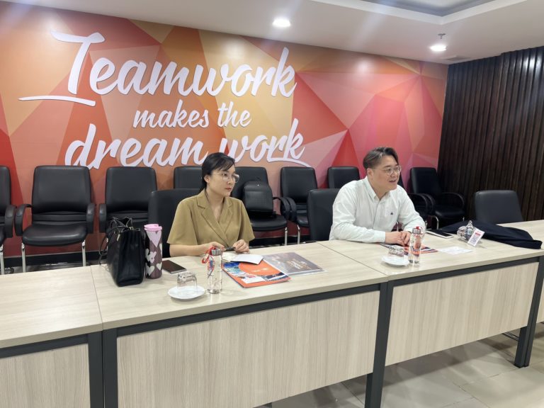 Photo 2: Mr. Joey Kim, Director of Koretoviet, and his associate during the meeting with DXCenter