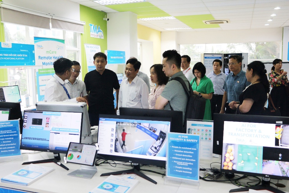 Đoàn lắng nghe thông tin tại TMA Solutions