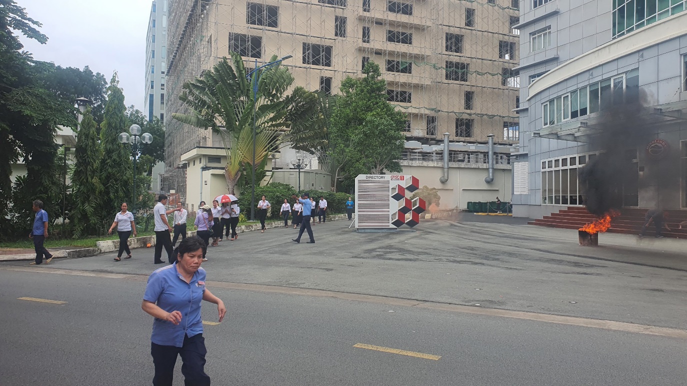 Nhân viên di chuyển đến khu vực tập kết bên ngoài tòa nhà