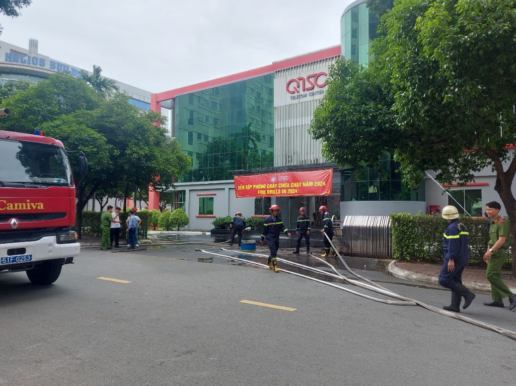 Đội Cảnh sát PCCC và CNCH triển khai đội hình chữa cháy