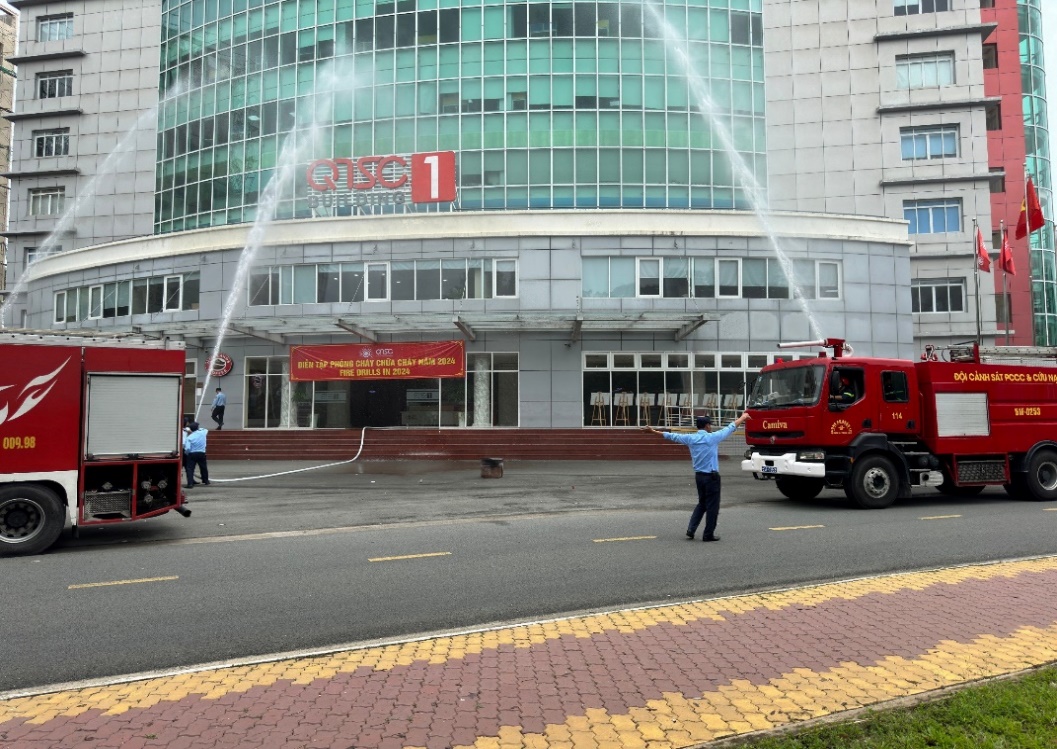 Lực lượng bảo vệ điều tiết giao thông, tạo khoảng trống để xe cứu hỏa di chuyển vào thực hiện nhiệm vụ