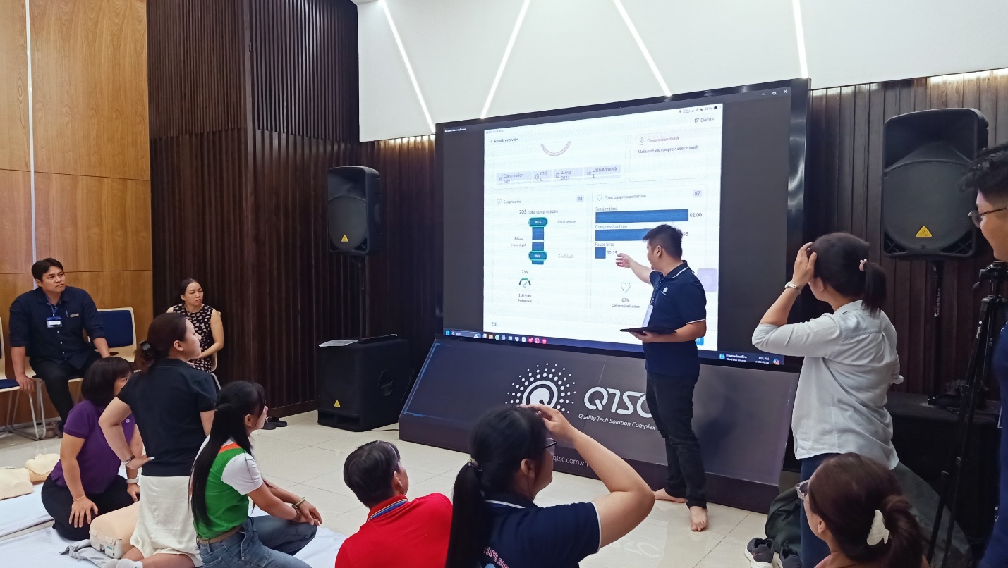 The training team comments and evaluates