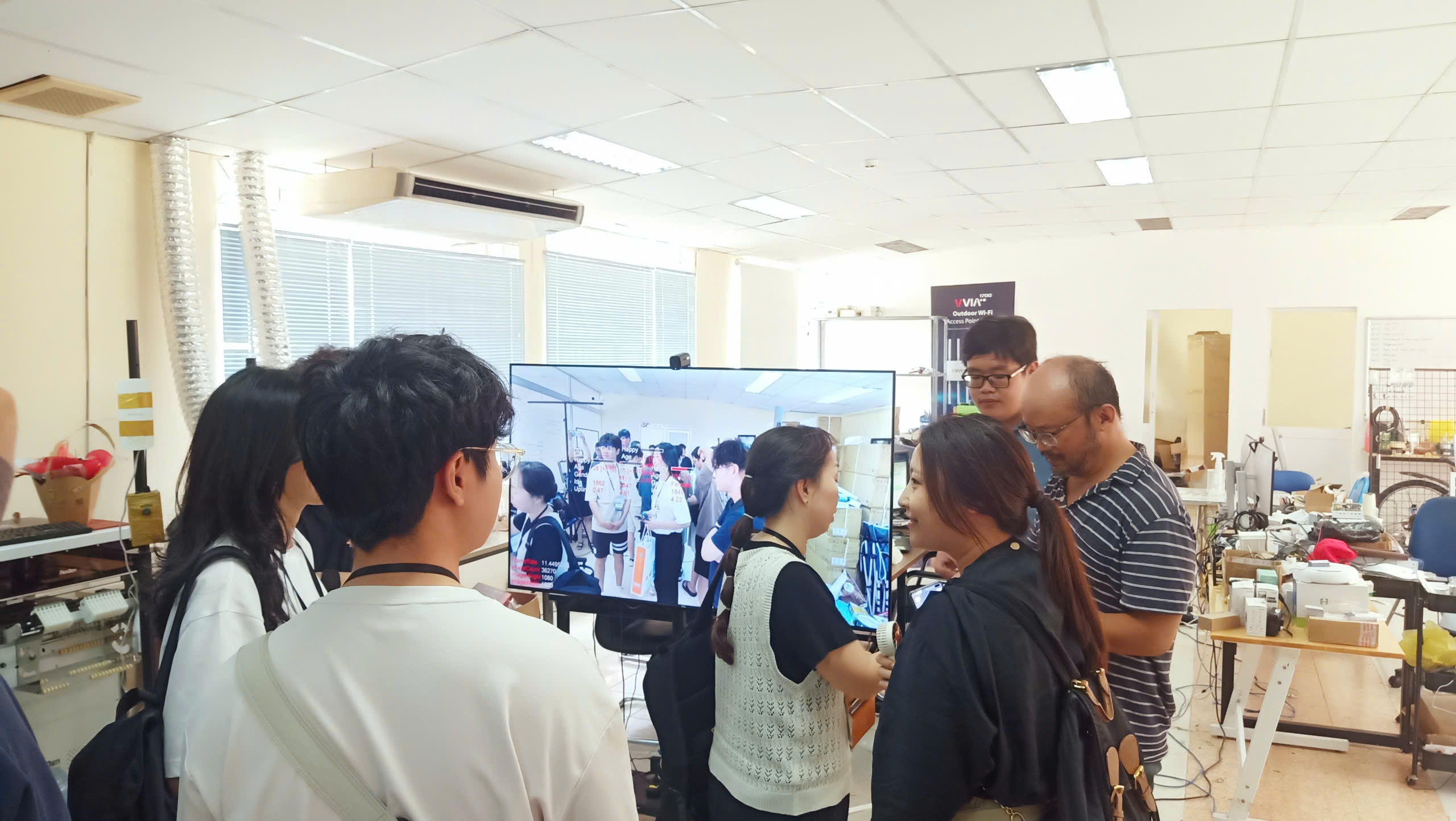 Visiting a lab of the Vietnam Medical Institute to observe the technological products and solutions being researched and developed