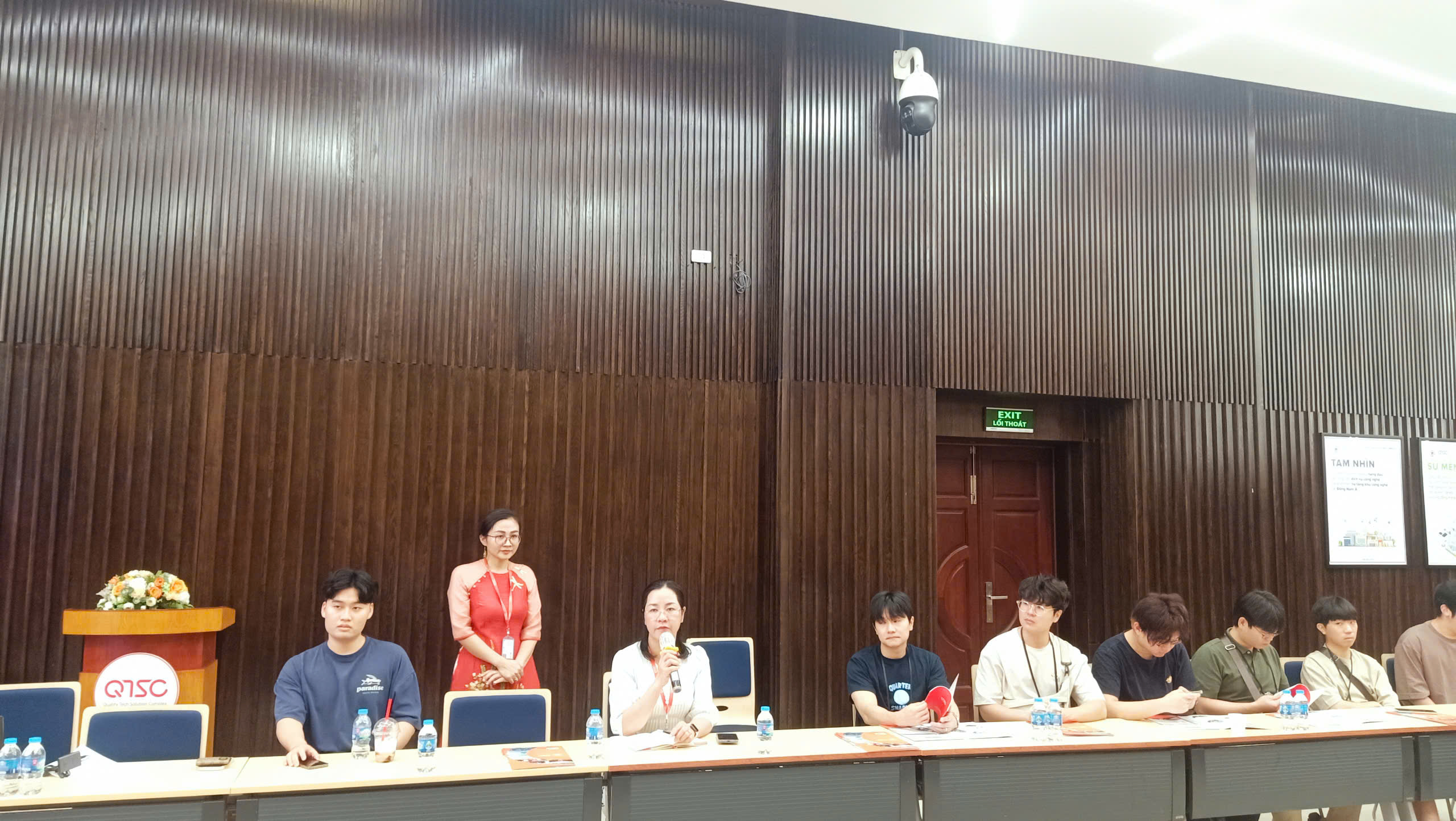Ms. Pham Thi Kim Phuong, Deputy CEO of QTSC, exchanged information with the delegation