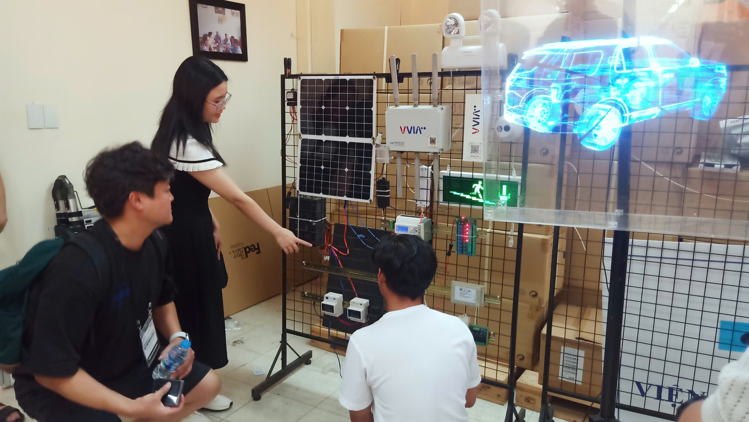 Visiting a lab of the Vietnam Medical Institute to observe the technological products and solutions being researched and developed