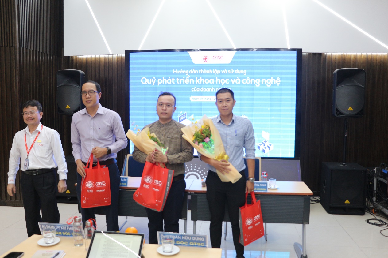 Mr. Tran Huu Dung, CEO of QTSC, gave thank you gifts to the speakers