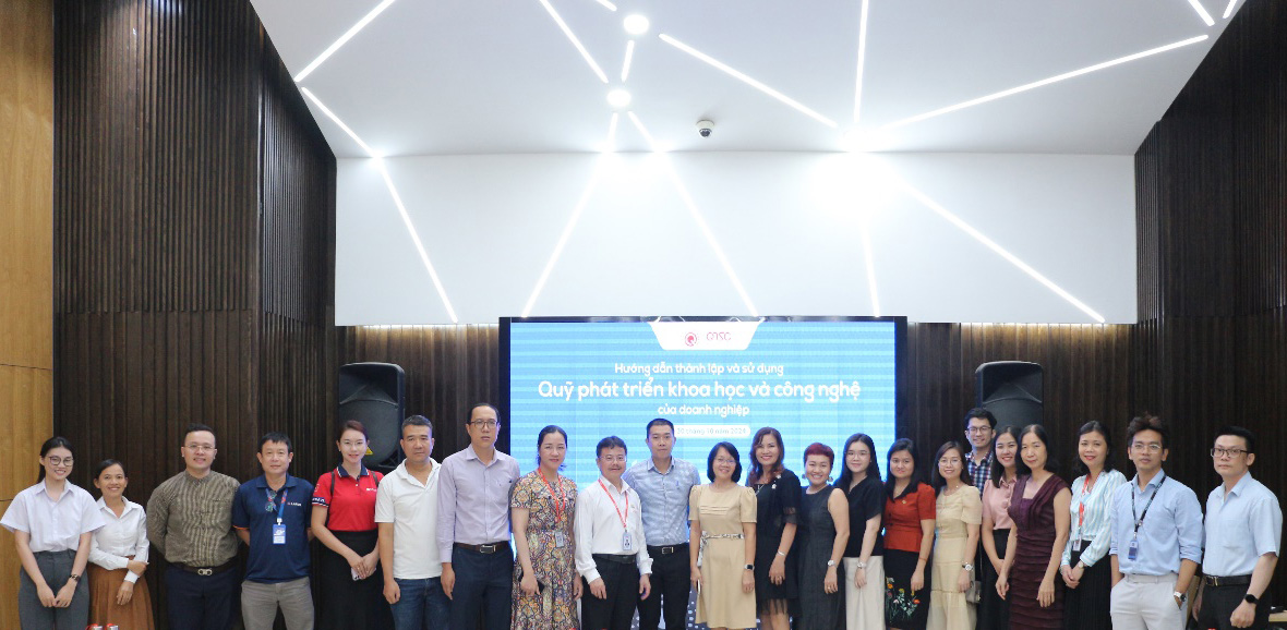 The organizers took souvenir photos with the speakers and participants