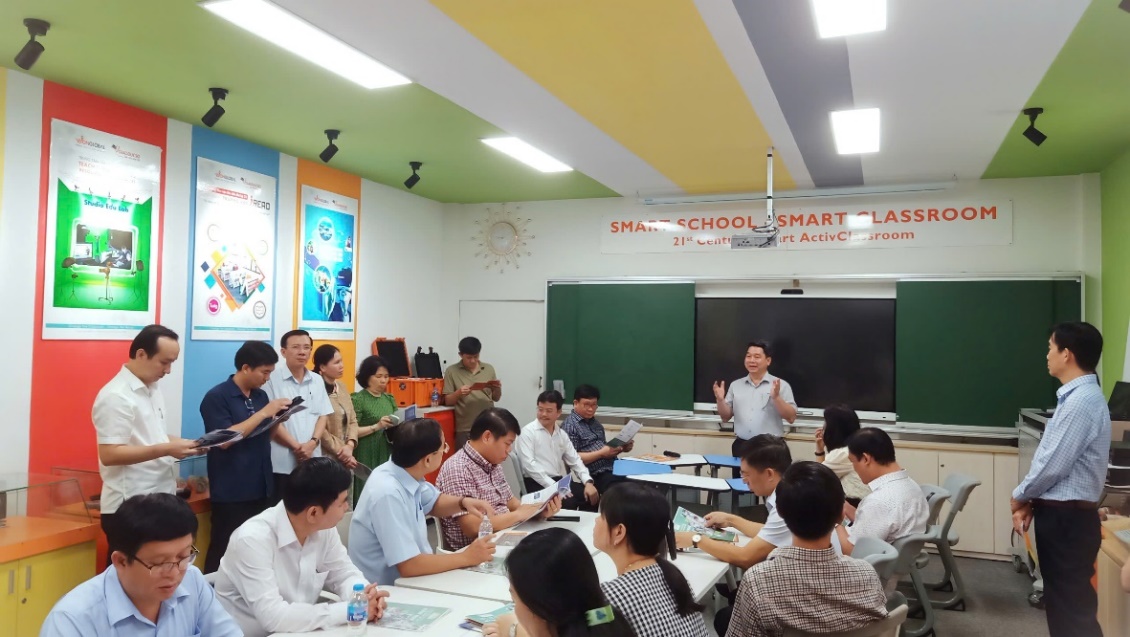 Mr. Ha Duy Binh, Director of STEAMZone training center, introducing the STEAM teaching and learning model