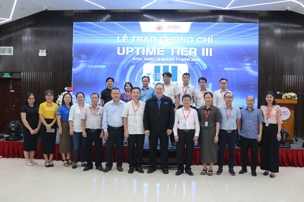 QTSC leaders and Uptime Institute representatives took souvenir photos