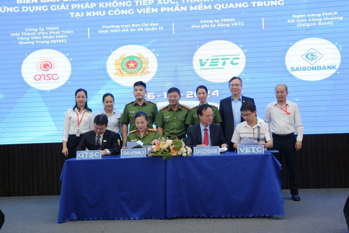 Representatives from QTSC, the Standing Steering Committee of Project 06 in District 12, VETC and SaigonBank, formally signed the MoU