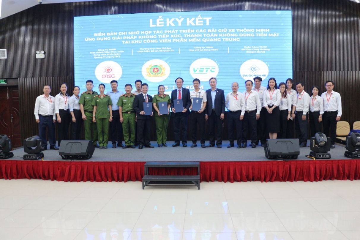 Distinguished delegates and leaders from the participating organizations pose for souvenir photos at the signing ceremony