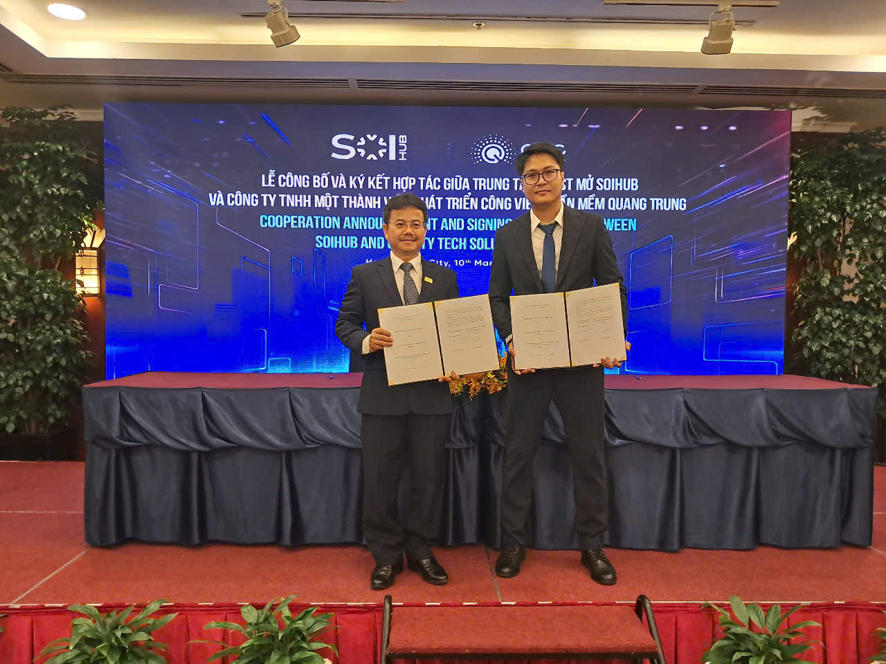 Mr. Tran Huu Dung, CEO of QTSC, and Mr. Nguyen Trung Tin, Member of the SOIHUB Executive Board, at the signing ceremony