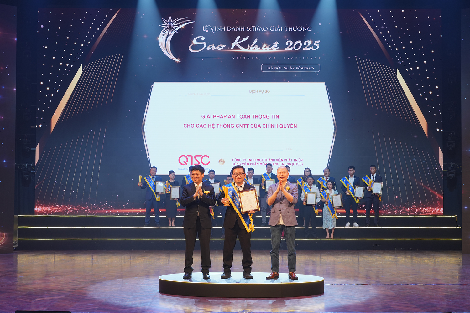 A representative of QTSC received the prestigious Sao Khue Awards 2025 for its Comprehensive Cyber security assurance solution by level for Government IT systems, in the Digital services category