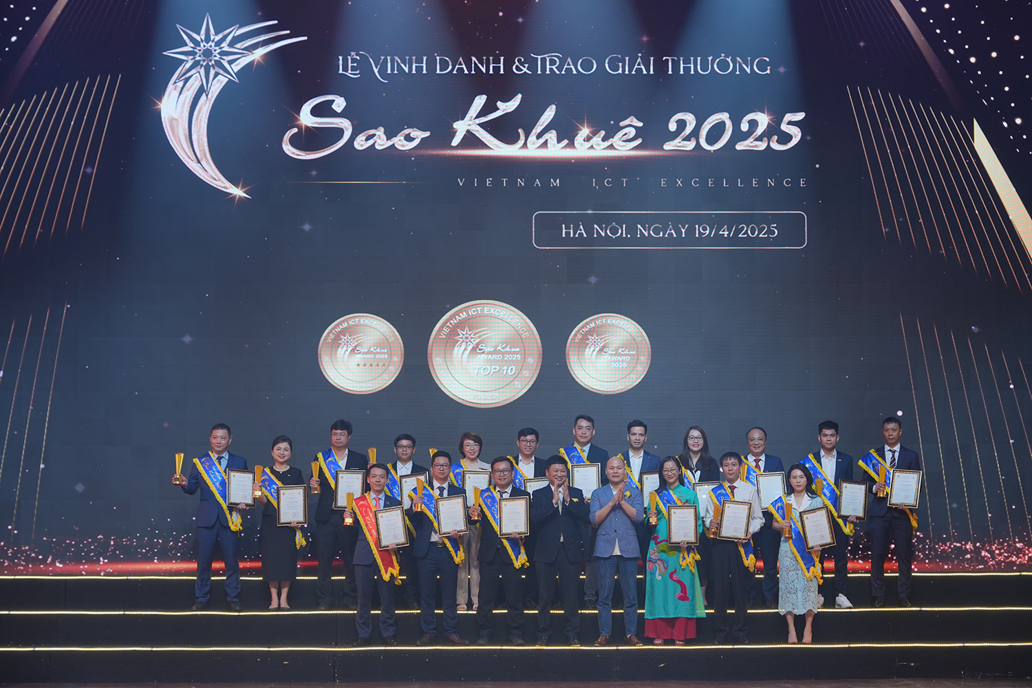 A representative of QTSC received the prestigious Sao Khue Awards 2025 for its Comprehensive Cyber security assurance solution by level for Government IT systems, in the Digital services category