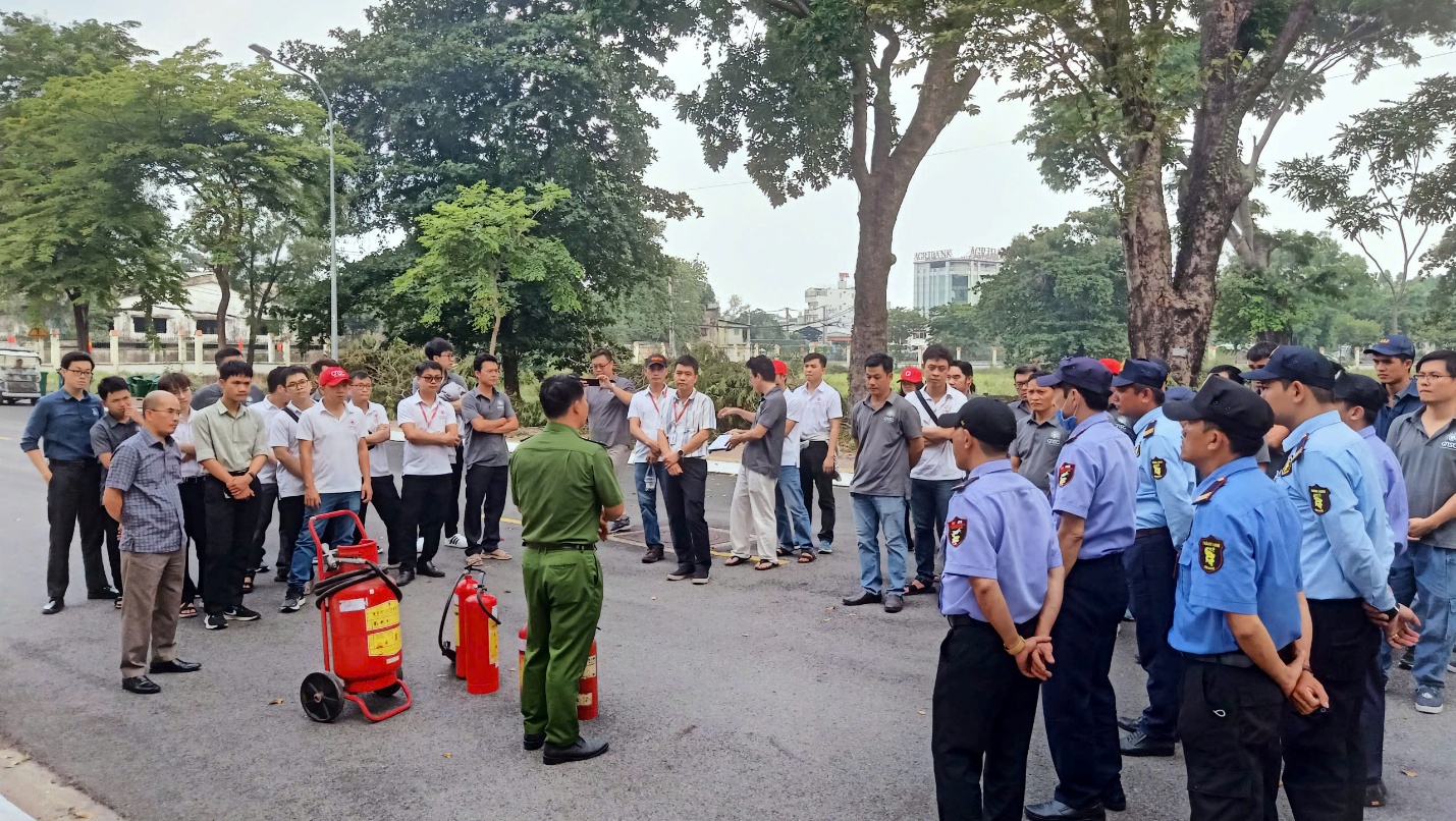 Firefighting police officers provided theoretical guidance on fire extinguisher operation and shared real-world firefighting experience